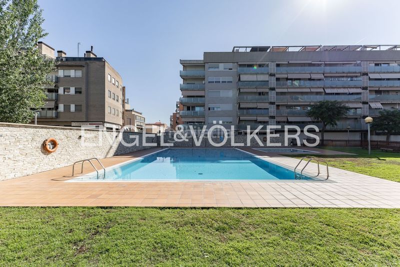 Foto 2e283824-54f3-42e6-9576-b23c5b91db60. Àtic amb calefacció aparcament piscina a Eixample Sant Joan Despí