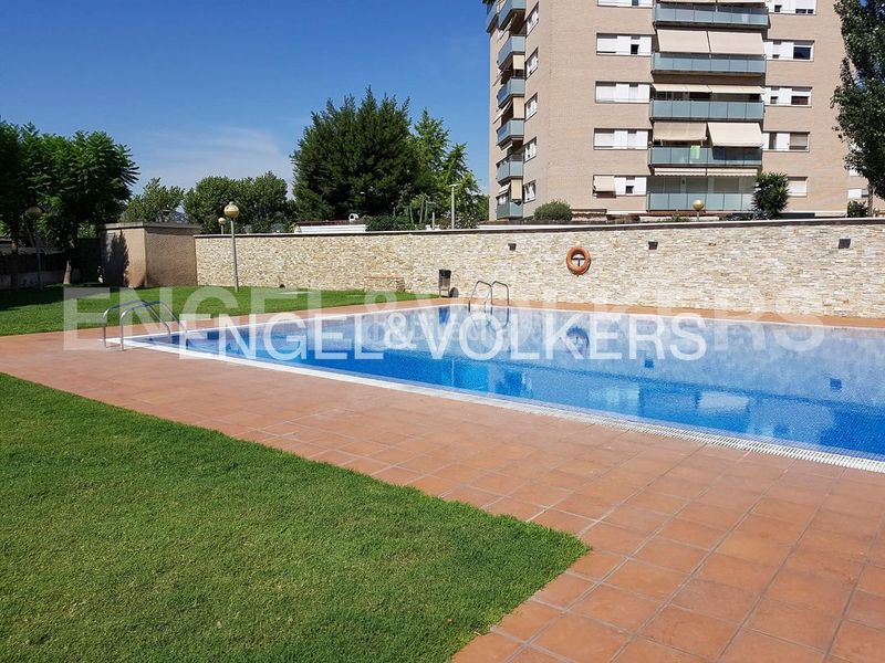 Foto 39313625-411a-4711-b594-29c1d4f72497. Àtic amb calefacció aparcament piscina a Eixample Sant Joan Despí