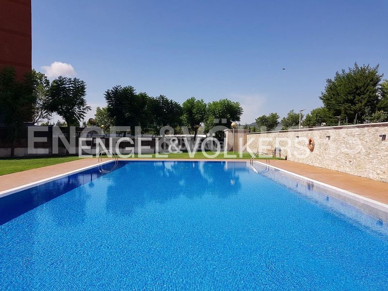 Foto 4488f3d4-1fb1-421f-a6f8-fef79e967095. Àtic amb calefacció aparcament piscina a Eixample Sant Joan Despí