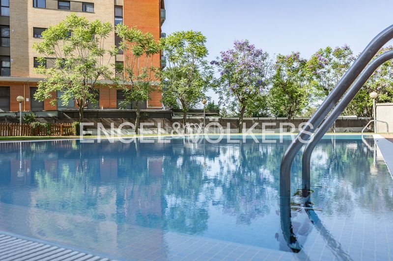 Foto 455e2066-140c-4509-bbe2-4c4a8ebbead8. Àtic amb calefacció aparcament piscina a Eixample Sant Joan Despí