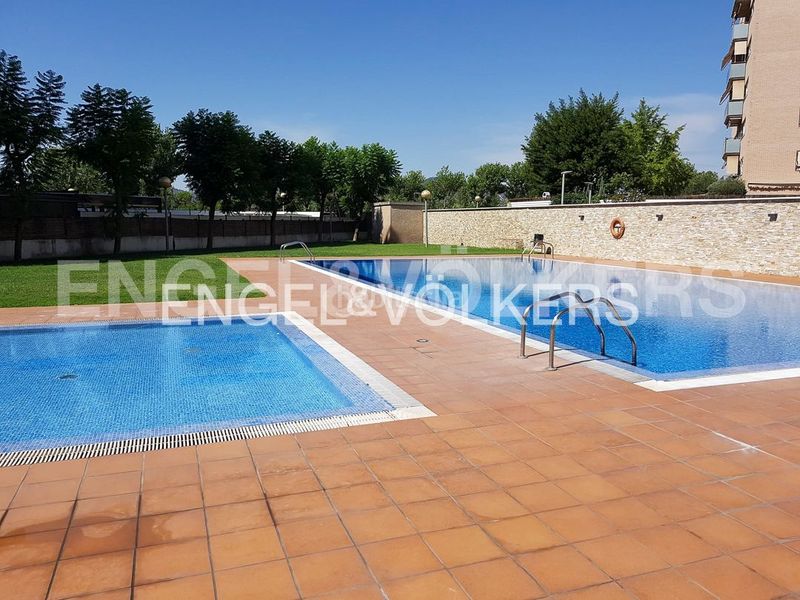 Foto 5b04fa01-dff7-49e9-9090-10b47f2c8fd6. Àtic amb calefacció aparcament piscina a Eixample Sant Joan Despí