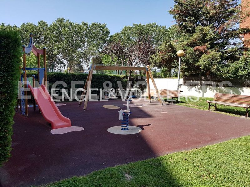 Foto 7bf9edee-c114-482c-a125-11b3dcd1d220. Àtic amb calefacció aparcament piscina a Eixample Sant Joan Despí
