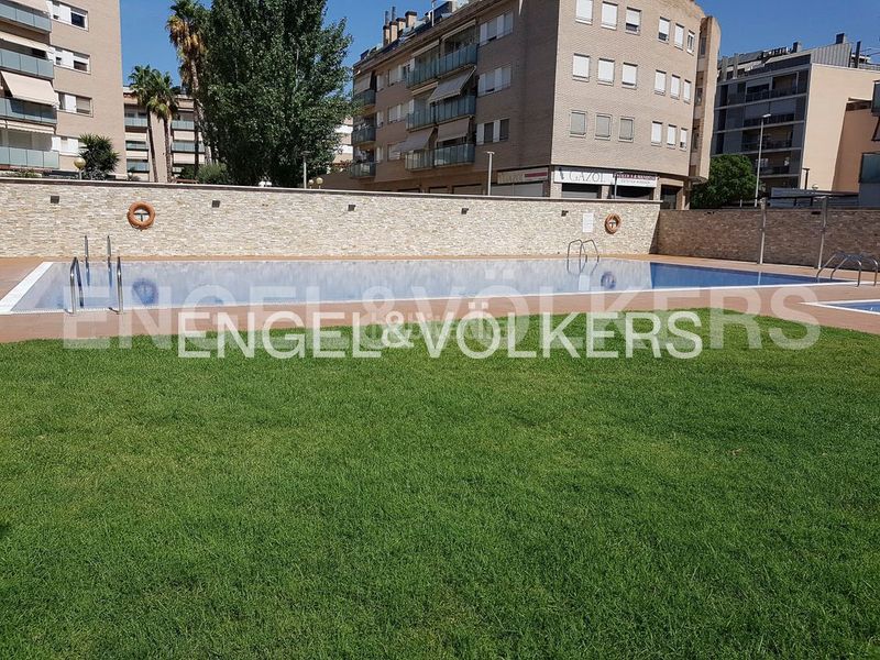 Foto a762df24-8956-494c-b68f-f02c7af3fcb9. Àtic amb calefacció aparcament piscina a Eixample Sant Joan Despí