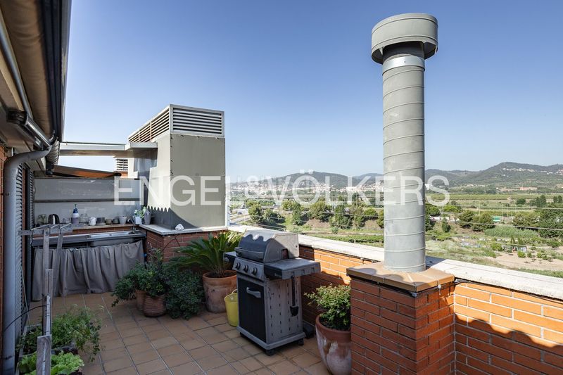Foto b141d90f-f712-4ff7-bb0e-cdb6f0a305f8. Àtic amb calefacció aparcament piscina a Eixample Sant Joan Despí