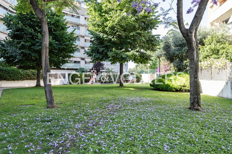 Foto b7b89ac9-8871-45fe-9e1c-0c6bed9757e7. Àtic amb calefacció aparcament piscina a Eixample Sant Joan Despí