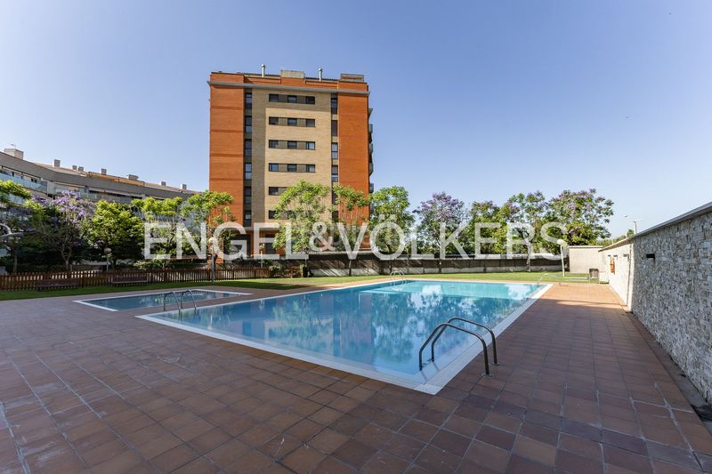 Foto da7c1a69-609a-4a1d-81ea-84b9d9427d8b. Àtic amb calefacció aparcament piscina a Eixample Sant Joan Despí