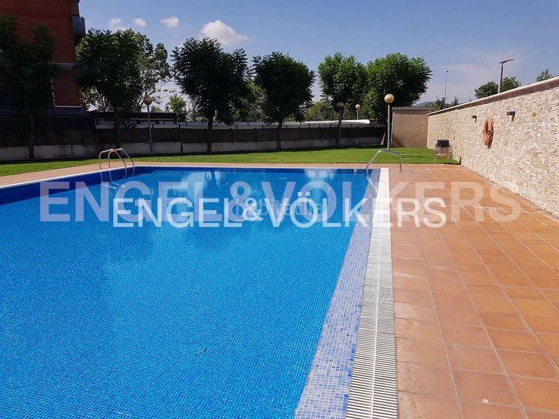Foto e65a49f8-9ece-4a51-985a-b1b3158c1bd8. Àtic amb calefacció aparcament piscina a Eixample Sant Joan Despí
