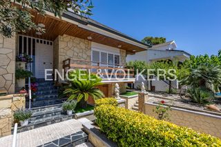 Casa en Torrent Ballester. Exclusivo chalet con piscina privada y vistas al mar en viladeca