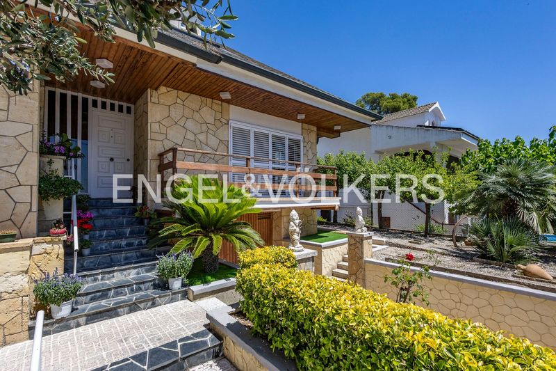 Foto 0b79fe12-f0bb-41c3-8d8e-36dc68dfd24e. Casa exclusivo chalet con piscina privada y vistas al mar en Viladecans