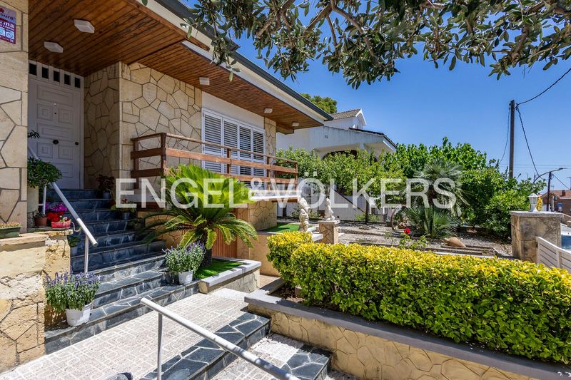 Foto 37836d3f-26d0-4ba6-84fc-40b40b85695c. Casa exclusivo chalet con piscina privada y vistas al mar en Viladecans