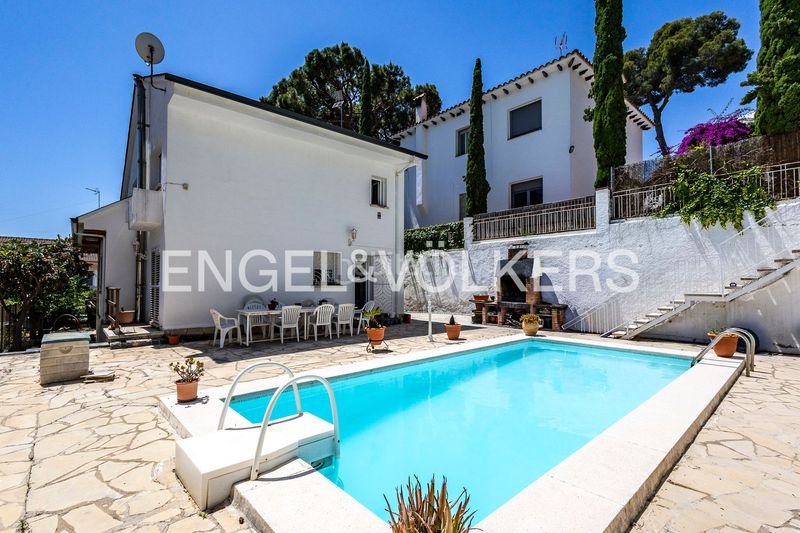 Foto ba664267-a2be-4425-864f-fc59715b8cc2. Casa exclusivo chalet con piscina privada y vistas al mar en Viladecans