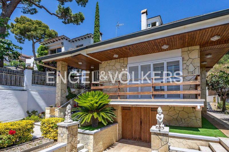Foto c648703b-3f4a-4c71-8ef5-175196156f80. Casa exclusivo chalet con piscina privada y vistas al mar en Viladecans