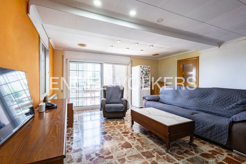 Foto e2133cb9-ad21-4f36-bef3-6fdd5e9e54fe. Casa exclusivo chalet con piscina privada y vistas al mar en Viladecans