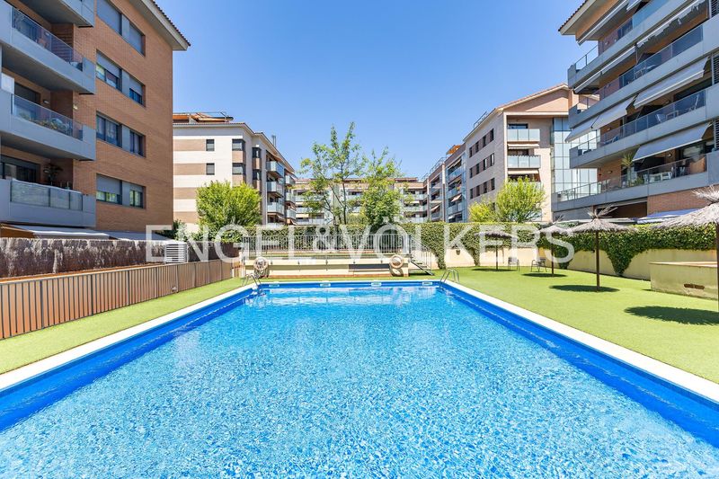 Foto c66d913a-7328-41a1-adac-06c1c2711a42. Àtic amb calefacció aparcament piscina a Els Canyars Castelldefels