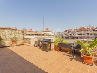 Miete Dachwohnung in Barri de les Corts. Precioso ático temporal con gran terraza en eixample