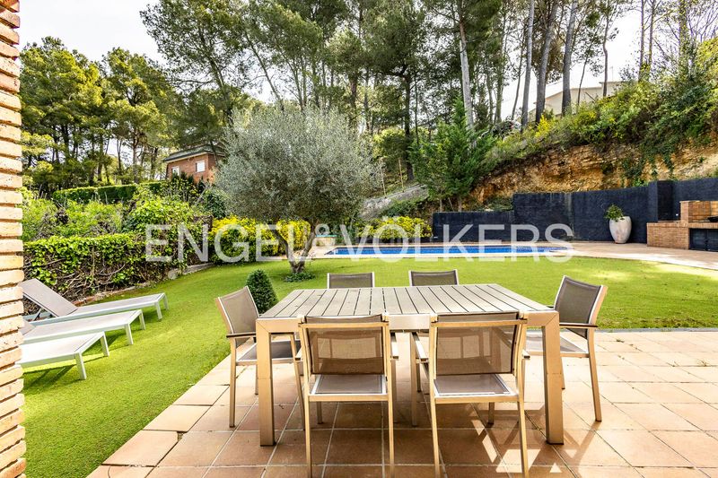 Foto 44caad5c-c5f0-406e-a4c2-d4522d4aa192. Casa amb calefacció aparcament piscina a Corbera de Llobregat