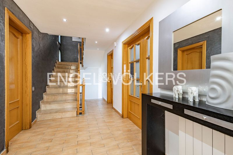 Foto 60703c16-e303-4576-81da-ef56fe6dd8ce. Casa amb calefacció aparcament piscina a Corbera de Llobregat