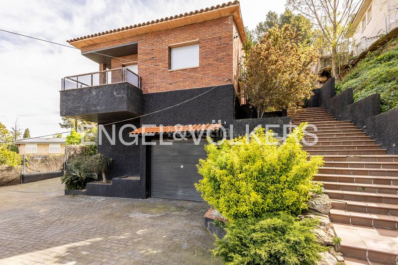 Foto c2baf9cb-57c5-4572-a69e-5c752b8ddd63. Casa amb calefacció aparcament piscina a Corbera de Llobregat