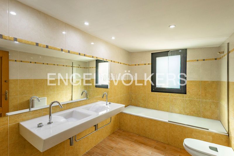 Foto d01e15e5-1902-407d-bbe8-17489fb47b1a. Casa amb calefacció aparcament piscina a Corbera de Llobregat