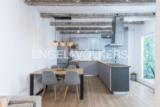 Pis a Collblanc. Magnífico piso reformado con   3 habitaciones dobles y una acoge