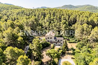 Casa in Gelida. Excelente oportunidad de inversión junto al castillo de gelida