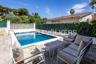 Casa a Montmar. Espectacular vivienda con vistas en zona verde de castelldefels