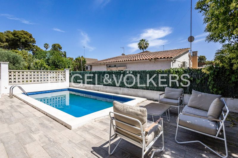 Foto 43c099aa-5371-4cc5-ad29-ae04e36a033d. Casa amb calefacció aparcament piscina a Montmar Castelldefels