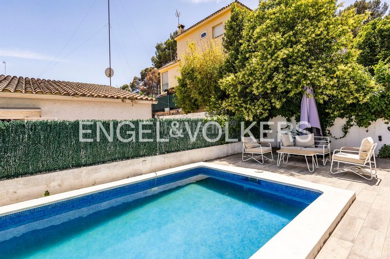 Foto 7333f2db-fee2-415d-acb5-5778aa29cc9b. Casa amb calefacció aparcament piscina a Montmar Castelldefels