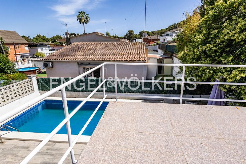 Foto c18b7eb7-6afe-43c3-be5e-718e17fa0dff. Casa amb calefacció aparcament piscina a Montmar Castelldefels