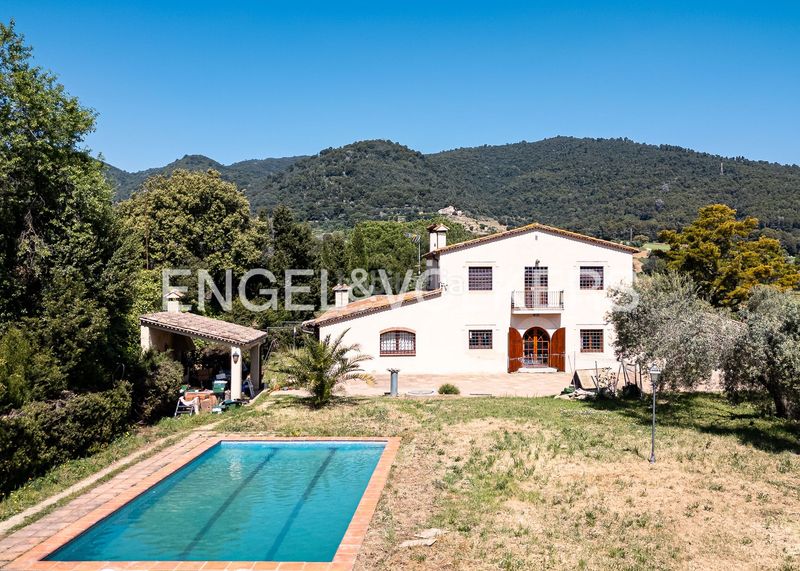 Foto c54bc608-ab99-46e0-80d1-bfe853cbddcf. Masía exclusiva finca rústica con olivar y masia en corró damunt en Franqueses del Vallès (Les)