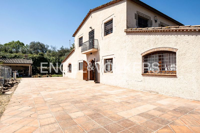 Foto c818fa22-e783-4c5f-b009-1b466df6c7d6. Masía exclusiva finca rústica con olivar y masia en corró damunt en Franqueses del Vallès (Les)