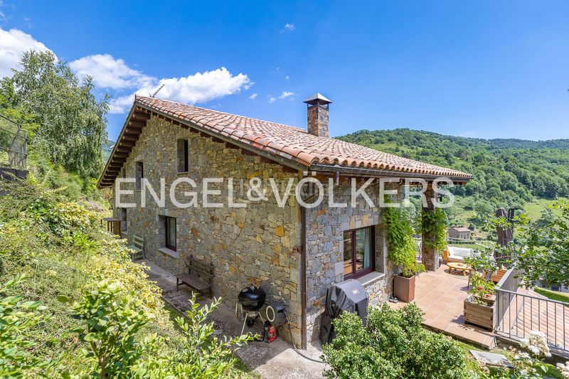 Foto bd0e9fef-f836-4d38-88df-6d42b4c8764a. Casa amb calefacció aparcament a Llanars
