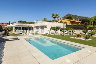 Rent House in Cabrera de Mar. Impresionante villa de obra nueva con piscina privada, jardín y