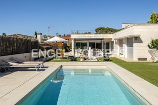 Miete Haus in Cabrera de Mar. Impresionante villa de obra nueva con piscina privada, jardín y