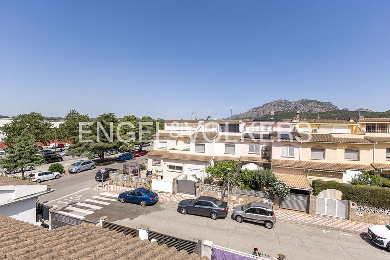 Foto 342ff803-3305-4778-88c3-63938b4b8f1e. Casa amb calefacció aparcament a Nucli Urbà Esparreguera