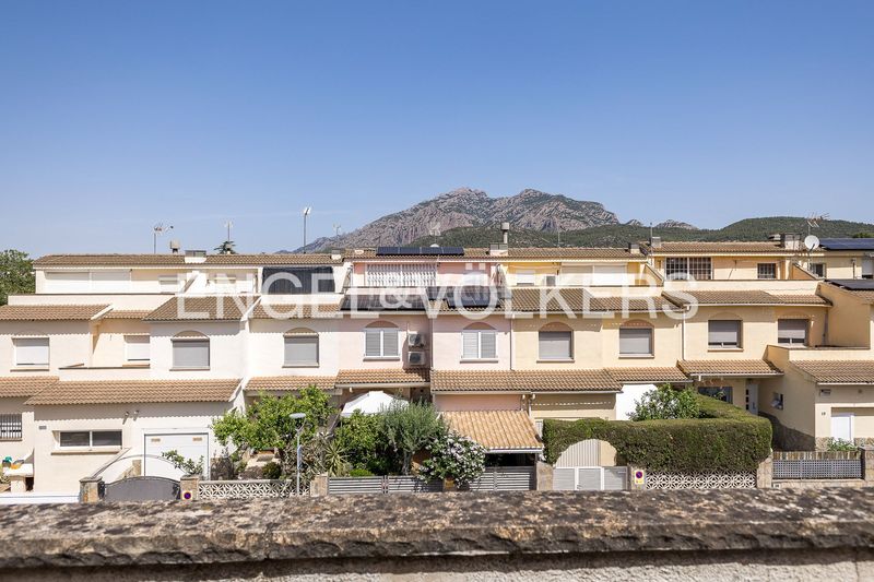 Foto b37e98d6-00e9-4db6-b2f8-320de175e99c. Casa amb calefacció aparcament a Nucli Urbà Esparreguera