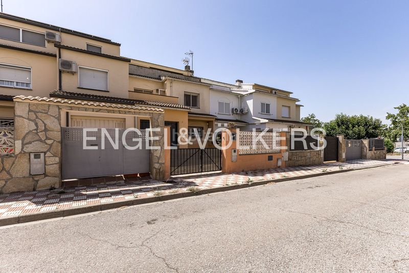 Foto e8ff550b-9a99-43e0-9592-91a7b5b86f9d. Casa amb calefacció aparcament a Nucli Urbà Esparreguera
