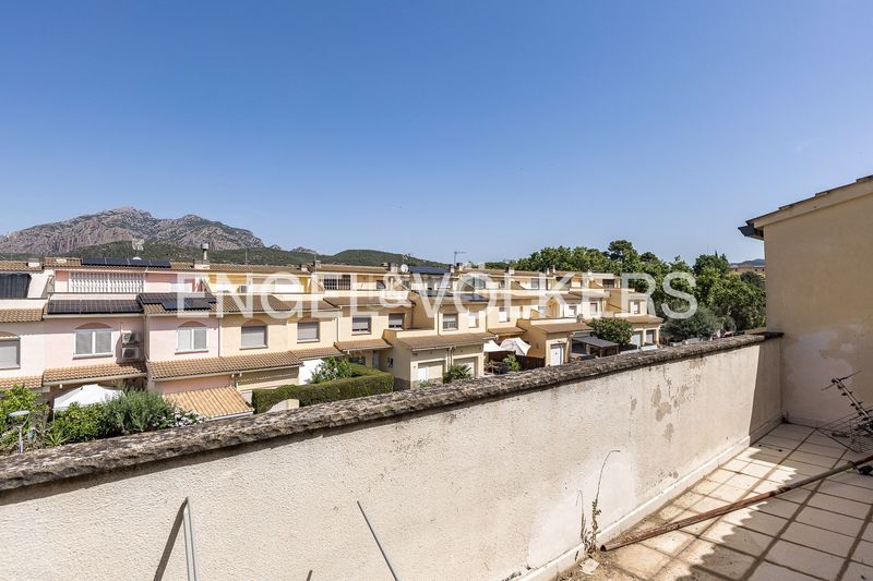 Foto e91b17b8-e42b-4781-a48e-d994afefa0b4. Casa amb calefacció aparcament a Nucli Urbà Esparreguera