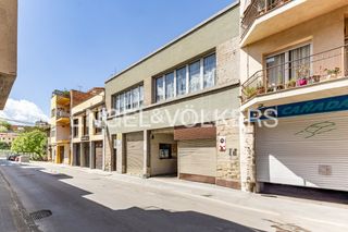 Terreny residencial a Torelló. Gran local con posibilidad de cambio de uso en el centro de tore