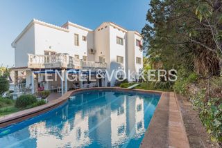 Casa a Montmar. Magnífica casa unifamiliar con preciosa piscina en montemar
