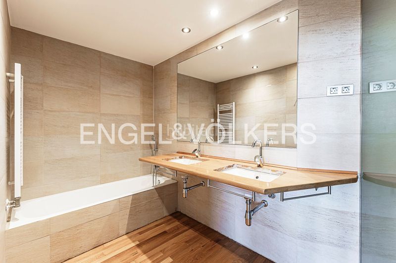 Foto 60d8e0ee-f0f6-49e9-a34b-f239b38dbb3a. Casa amb calefacció aparcament a Sant Gervasi - Bonanova Barcelona