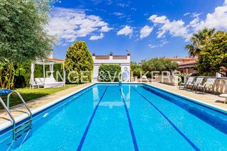 Casa en Babilonia. Exclusiva villa en una sola planta con gran piscina