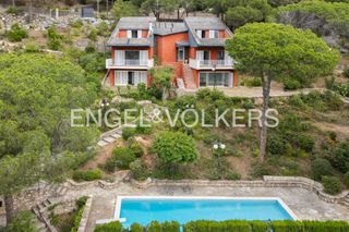 Casa in Cabrils. Exclusiva propiedad unifamiliar con vistas al mar y parcela segr