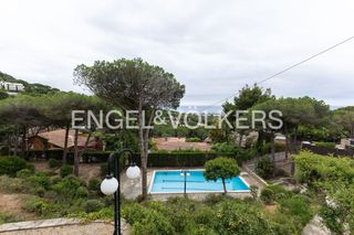 Casa in Cabrils. Gran casa con vistas al mar, piscina y frontón en montcabrer