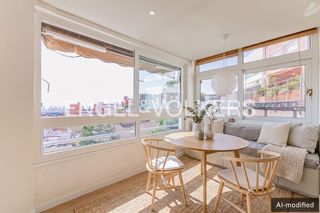 Pis a Guinardó. Vivienda reformada con vistas despejadas al mar