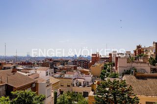 Pis a Guinardó. Vivienda reformada con vistas despejadas al mar