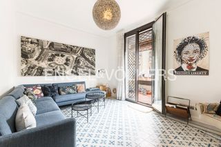 Pis a Raval. Precioso apartamento esquinero con terraza