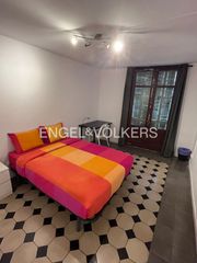 Rent Flat in Raval. Alquiler temporal  piso amueblado en la rambla  4 habitaciones