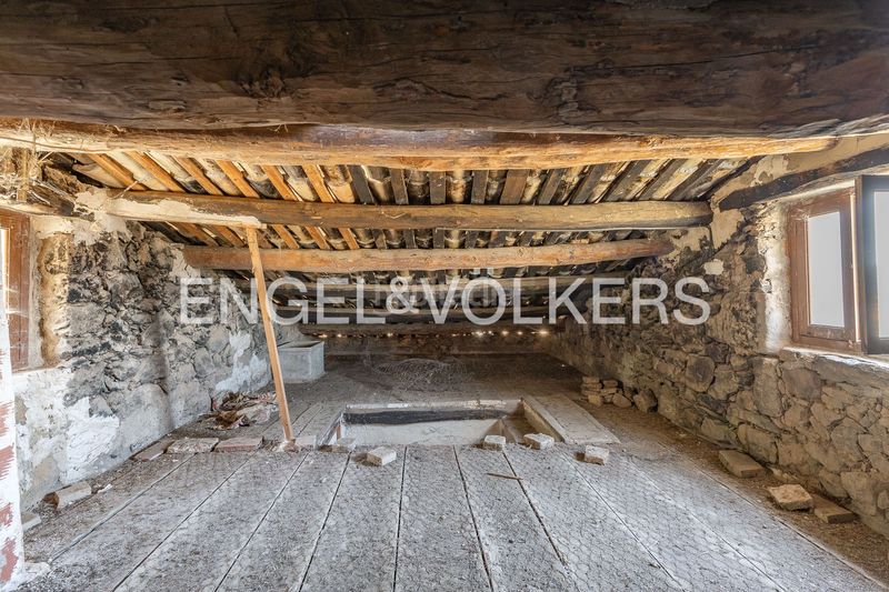 Foto 0bc5427c-da6a-4af9-94fe-9e3921ec4a57. Masía masia con licencia de obras y vistas al castillo en Cardona