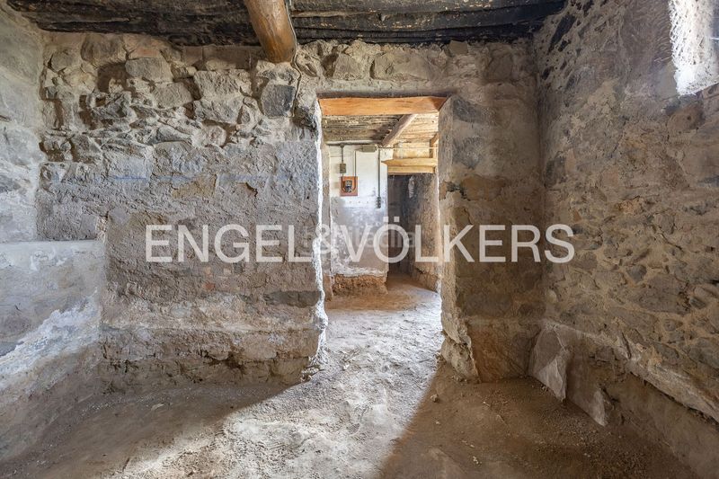 Foto 3770bab3-f268-4b29-82a5-7005b3cbb0a9. Masía masia con licencia de obras y vistas al castillo en Cardona